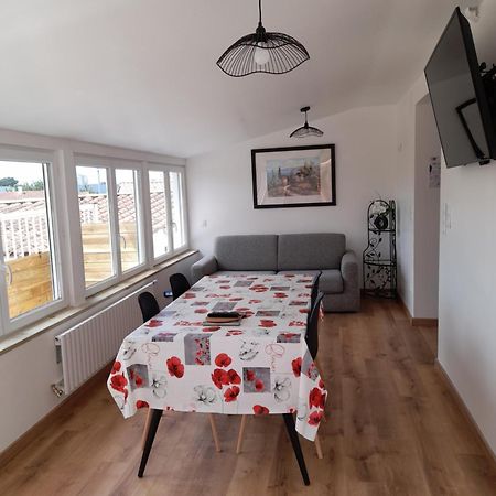 Logement Lumineux Avec Terrasse La Roche-sur-Yon Exterior foto