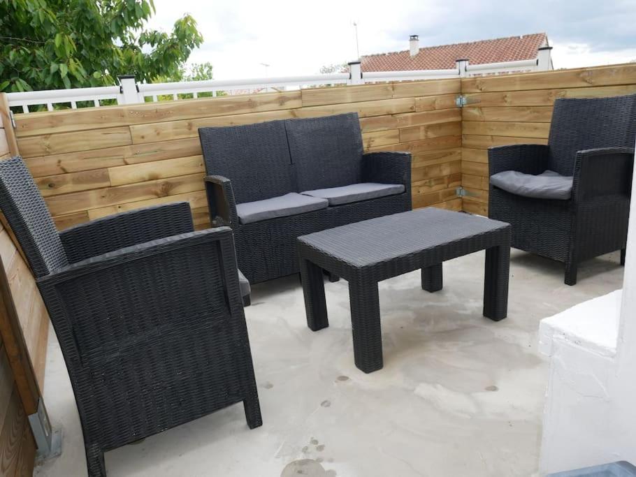 Logement Lumineux Avec Terrasse La Roche-sur-Yon Exterior foto